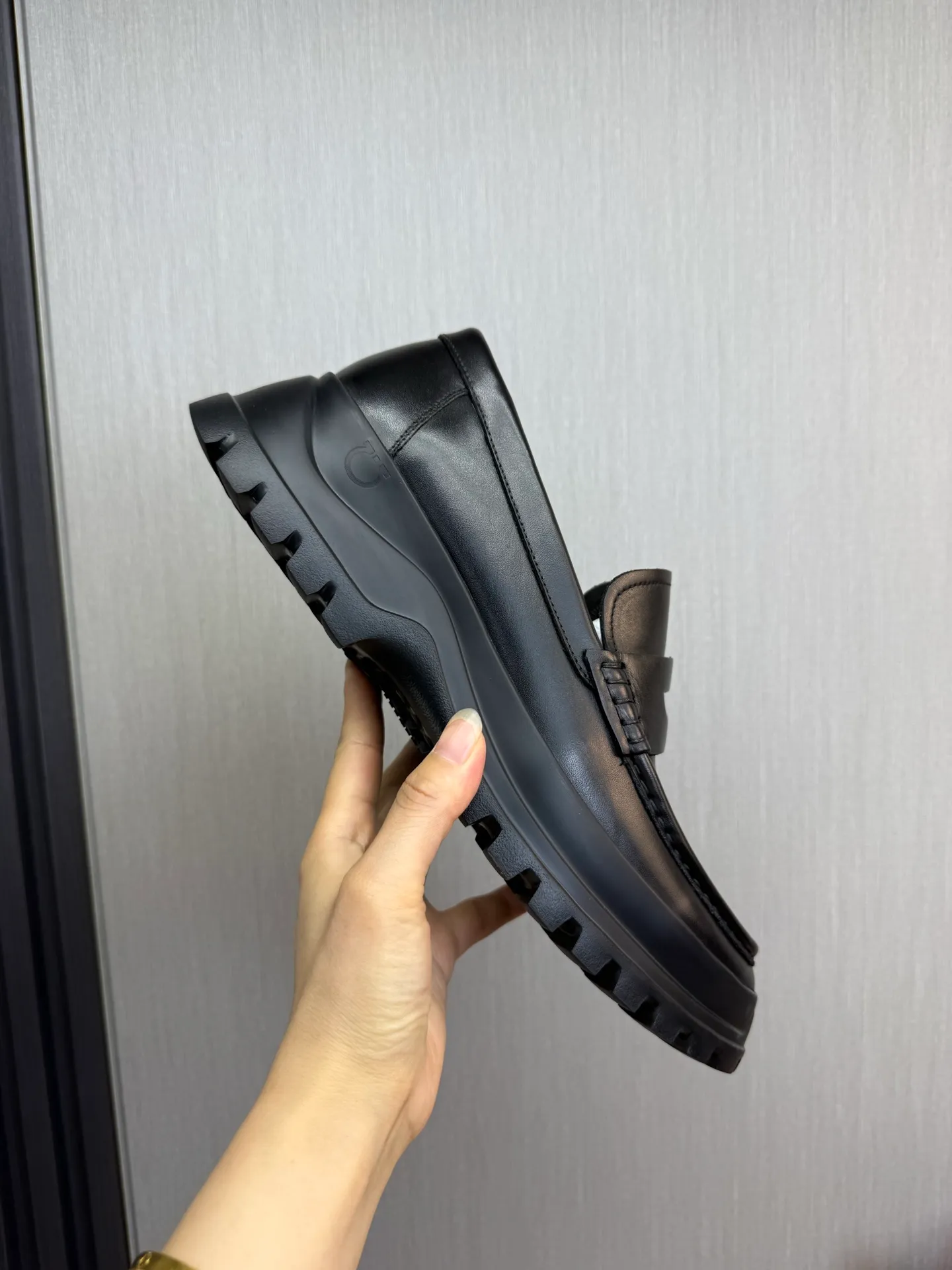 Men's shoes 💰880💰 Ferragamo. [Ferragamo] Men's Loaf leather shoes, the latest hot style, 1:1 original purchase quality, top quality, imported open-edge beaded cowhide leather on the upper, hand-made three-dimensional stitching highlights the round toe design, the inner feet are made of imported cowhide, with original wear-resistant rubber outsole, matching code 39-44, (38, 45 custom-made, non-refundable)